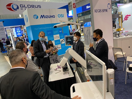 A Curexo employer explains the features of "Cubis-Spine" by conducting a demonstration to Dr. Poelstra who is famous for robotic surgery and his staff.