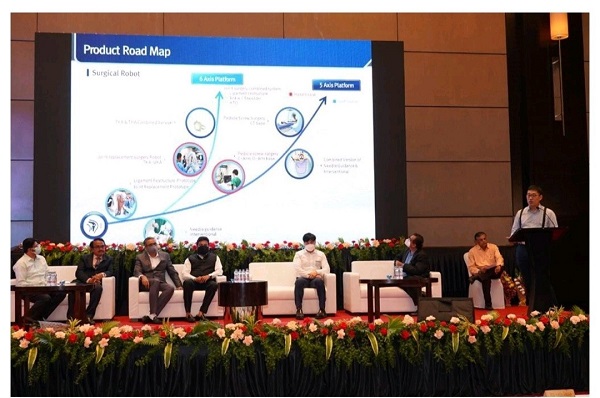 An employee of Curexo is presenting a product road map for artificial joint surgery robot to related parties.