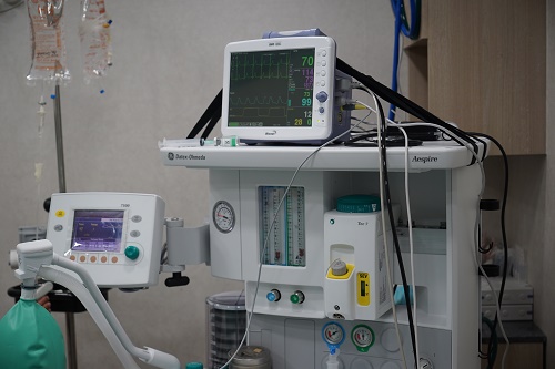Various machines needed for anesthesia. An anesthesiologist frequently checks blood pressure, pulse, and vital signs during surgery and checks the patient's anesthesia condition.