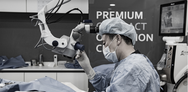 The director emphasized, "When considering ICL intraocular lens implantation surgery, it's crucial to carefully choose a hospital, taking into account various factors such as the complexity of the procedure, examination systems, and clinical experience of specialists."