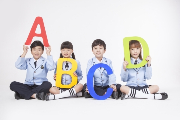 If you suspect a melanoma, you can self-diagnose with the ABCD rule: ▲Asymmetry, ▲Border Irregularity, ▲Color variegation, and ▲Diameter (image = Clipart Korea).