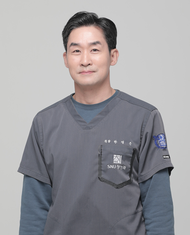 Dr. Han Young-geun advised carefully considering their vision, underlying health conditions, and lifestyle when choosing the most suitable intraocular lens.