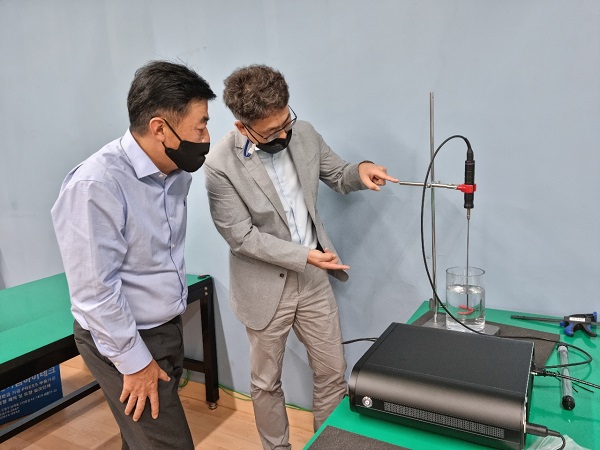With CEO Jae-yong Lee, Professor Huh Chang-hoon is addressing the working principle of Elsa through a water tank experiment.