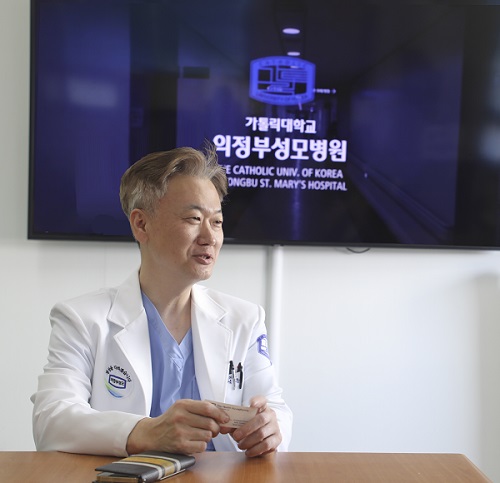 Professor Kim Seok Jung stated, "Since there are not many cells inside the knee joint cartilage, it is difficult to regenerate once damaged. In this case, autologous stem cell therapy helps to effectively regenerate the joint cartilage."