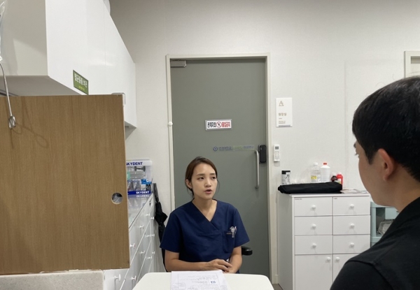 Lee Ji-sun, Dental Director at Danaum Nursing Hospital, emphasized that 'Dental treatment becomes difficult once cancer treatment begins' and added, 'Although it may be challenging, it's important to manage oral health through proper brushing.
