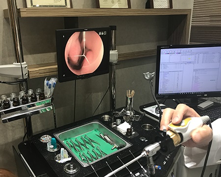 The medical staff is examining the inside of the patient's nose through endoscopy. Through this, a patient can be diagnosed with rhinitis after checking inflammatory reactions in the nasal cavity.