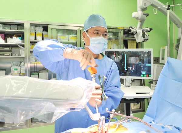 Dr. Seong Yi—of the department of neurosurgery at the Severance Hospital, Sinchon—is inserting the screws using CUVIS-spine.