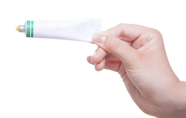 Steroid ointments are usually applied on a wider range, requiring to follow as instructed after consulting with a specialist (image= Clipart Korea).