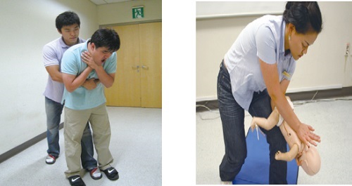 The Heimlich method is the first aid to open the airways when food obstructs the airways. As a distinct approach should be performed for adults (left) and children (right), it is crucial to get acquainted with the difference. (Photo=Ministry of Health and Welfare)