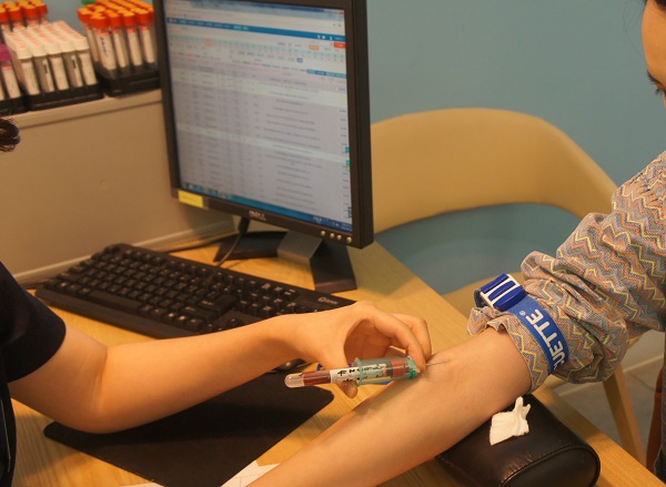 A patient is undergoing a blood test for safe anesthesia.