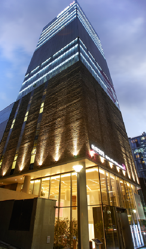 Director Park's ID Hospital at Sinsa Station, Seoul, is the first cosmetic surgery clinic that received the certificate about medical facilities from the Ministry of Health and Welfare.