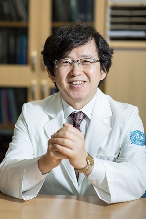Professor Park Kyu Hyung from the ophthalmology department of the Seoul National University Bundang Hospital