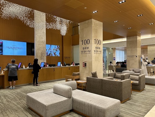 The chairs in Yusung Seon Hospital are all different. From soft sofas to backrest chairs, there is also the fun of choosing to sit according to your preference.