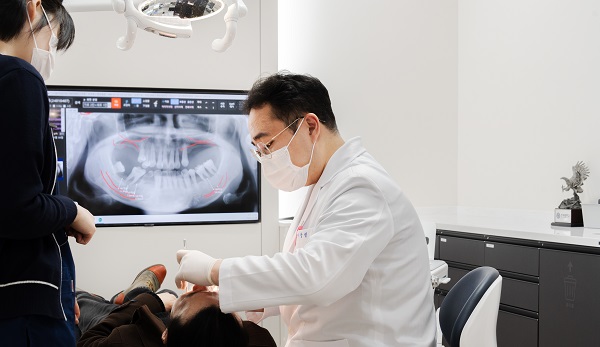 Dr. Lee Sang-min personally handles every aspect of implant procedures. He mentioned that he pays special attention to the layout of the clinic, including the diagnostic room where he uses oral cameras and diagnostic equipment, the surgical preparation room where anesthesia and surgical precautions are explained, and the surgical room where implant procedures are performed.