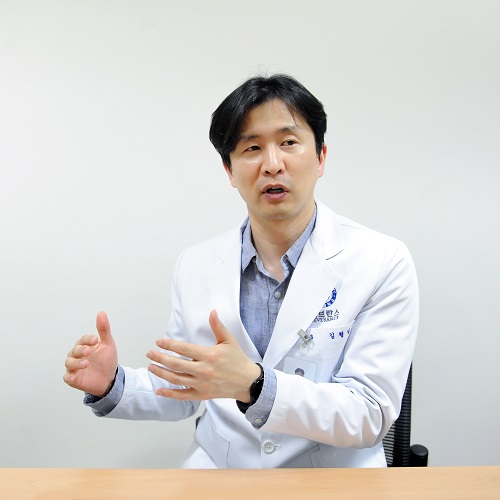Kim Hyung-il, the center director, explains, "Photodynamic therapy generates active oxygen by exposing tumors to appropriate wavelengths and intensities of light, leading to their eradication." He further states, "Currently, it is being actively researched for difficult-to-treat cancers such as peritoneal, bile duct, and pancreatic cancer."