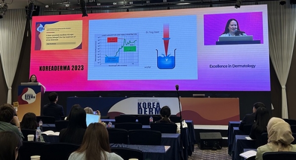 Dr. Jane Yoo, a renowned dermatologist specializing in skincare and a global key opinion leader at JSK Biomed, explains the principles of the needle-free injection device MiraJet.