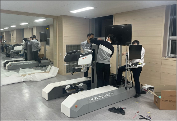 Curexo CS team employees are installing the gait rehabilitation robot 'Morning Walk S200' at a rehabilitation hospital.