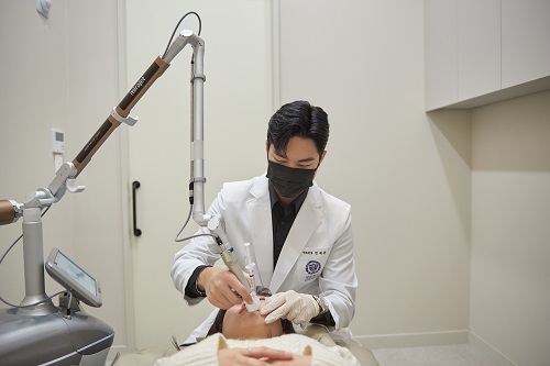 Dr. Jung Jae-woong, the director of the Non-Invasive Clinic, emphasized, 'With MiraJet, we can inject medication evenly into the precise layers of the skin without using needles.' He added, 'Regardless of the equipment used, medical professionals must establish a suitable treatment plan for patients based on accurate diagnosis.'