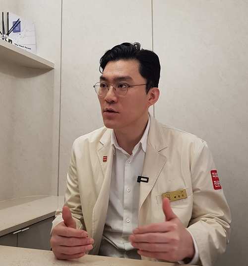 Director Bae Jungmin stated, "Vitiligo can show significant improvement through consistent laser treatment,' and added, 'Recently, the introduction of solid-state lasers with lower maintenance costs into clinical practice has made laser treatment even safer and more effective."