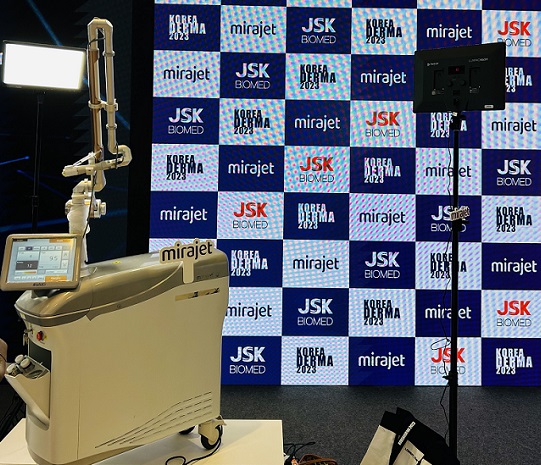 JSK Biomed set up a booth at Korea Derma 2023 and widely showcased the innovative technology of their needleless syringe, MiraJet.