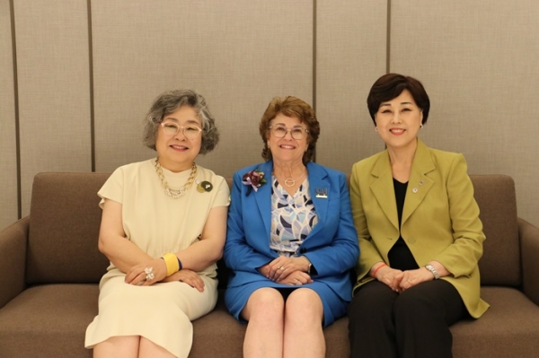 ISDH 2024 is a major international event in dental hygiene, organized by the International Federation of Dental Hygienists (IFDH) and hosted by the Korean Dental Hygienists Association. From left to right in the photo: Hwang Yoon-sook, President of the Korean Dental Hygienists Association; Wanda Fedora, President of the International Federation of Dental Hygienists (IFDH); and Park Jung-ran, Vice President of the Korean Dental Hygienists Association.