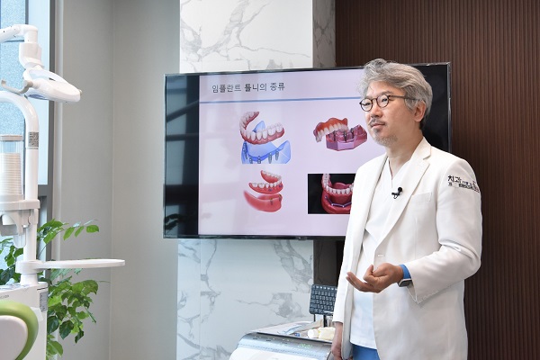 President Kim Seong-eon stated, "For safe and successful implants, the selection of implant products by the medical staff and thorough follow-up care of patients must be supported." He also emphasized that "especially after implants, you need to improve your bad oral care habits and learn the right way to brush your teeth,"