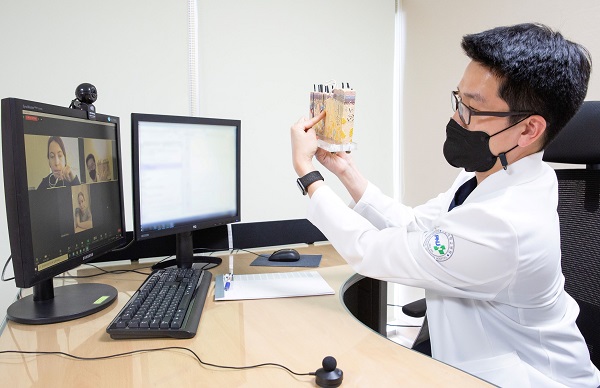 A primary doctor at Pusan National University Hospital Dermatology Department provides non-face-to-face treatment for foreign patients from Russia.