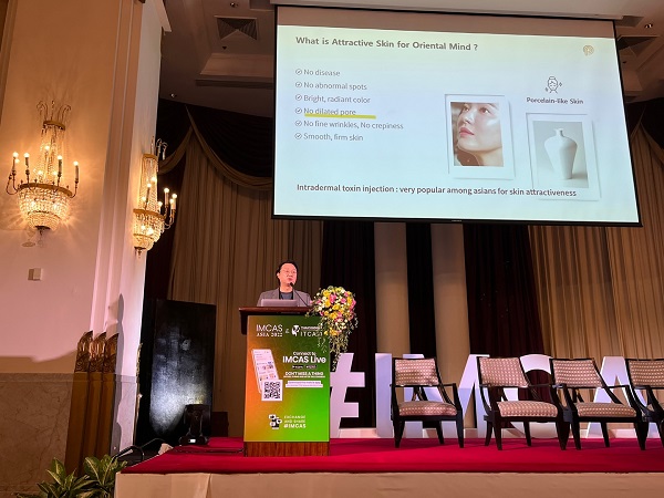 Director JeYoung Park is giving a presentation on botulinum toxin resistance to members of the International Society of Aesthetic Plastic Surgery.