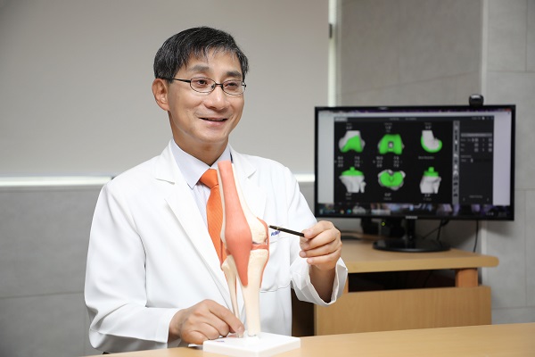 Representative Director Lee Soo-chan confidently stated, 'Robotic joint replacement surgery offers many benefits to patients,' and expressed, 'We will continue to take a leading role in robotic joint replacement surgery, bringing hope to many patients.'