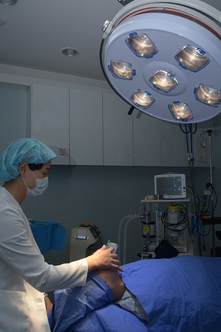 An anesthesiologist is administering anesthesia on a patient. Anesthesia is a specialized area that can only be implemented by an anesthesiologist and can be quickly and safely dealt with in the event of a problem.