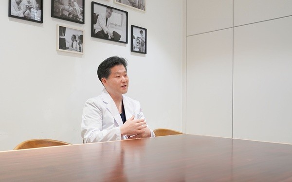 Dr. Son Tae-il discusses surgical treatment at Shihwa Medical Center