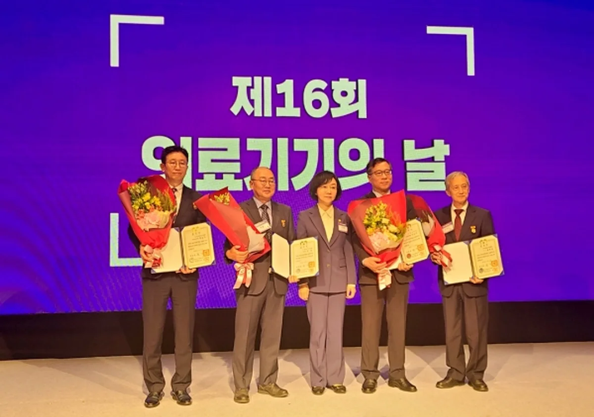 Chairman Hong Honored with Presidential Commendation at 16th Medical Device Day