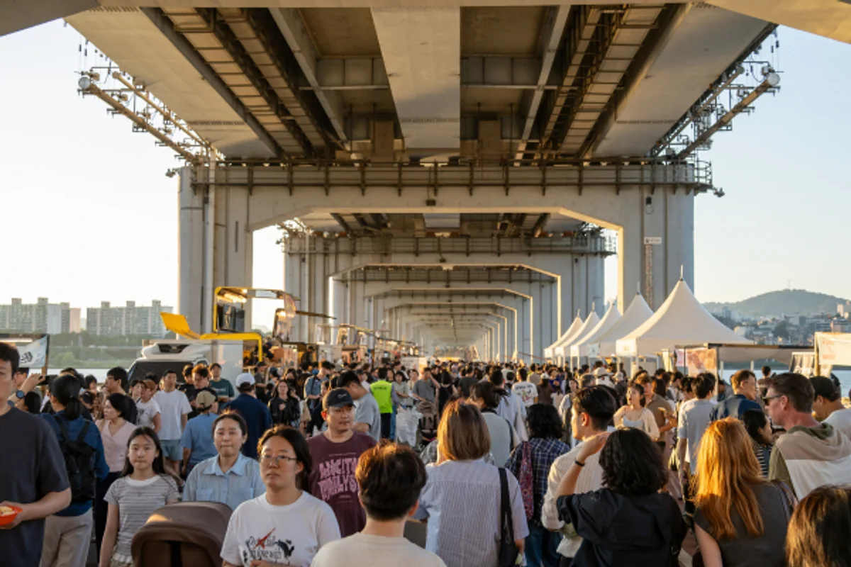 Seoul's Jamsu Bridge Food Festival Draws 70,000 Visitors