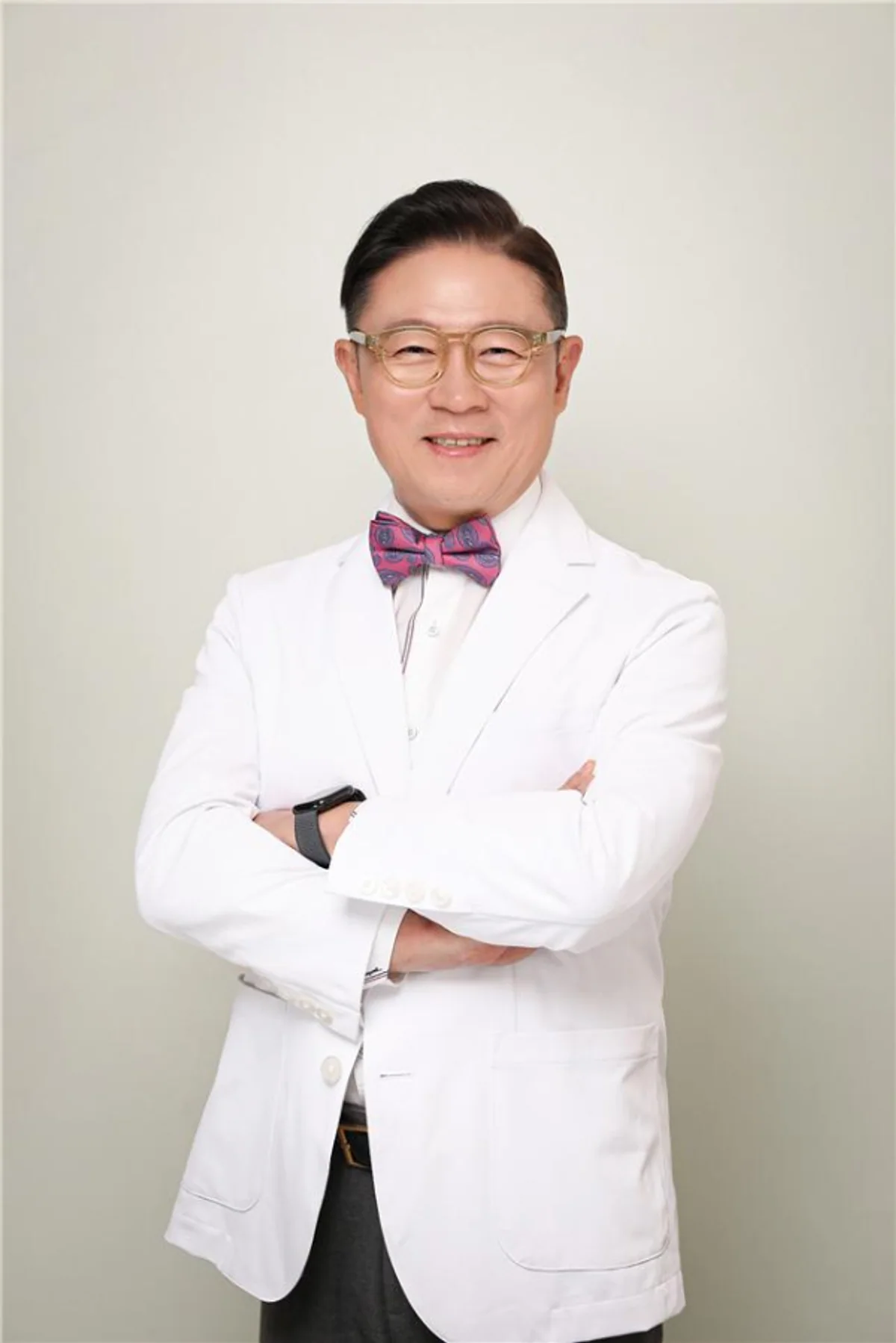 Bác sĩ đông y nổi tiếng Han Jin-woo khai trương phòng khám mới tại Apgujeong