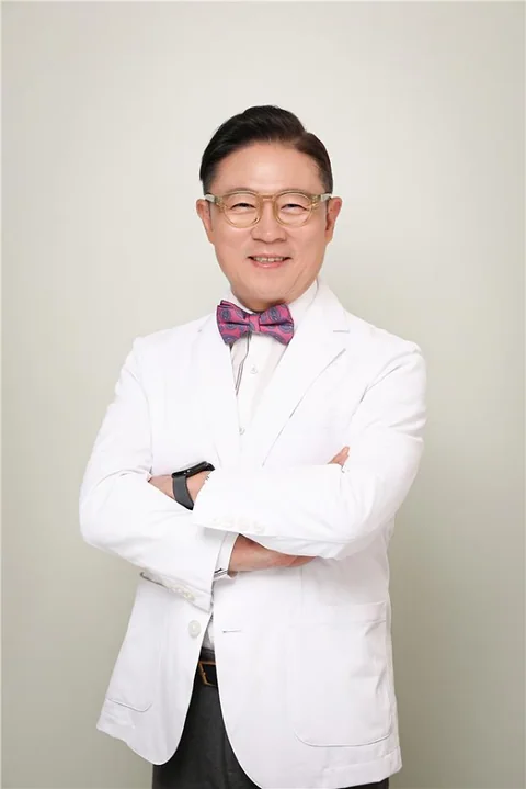 Bác sĩ đông y nổi tiếng Han Jin-woo khai trương phòng khám mới tại Apgujeong